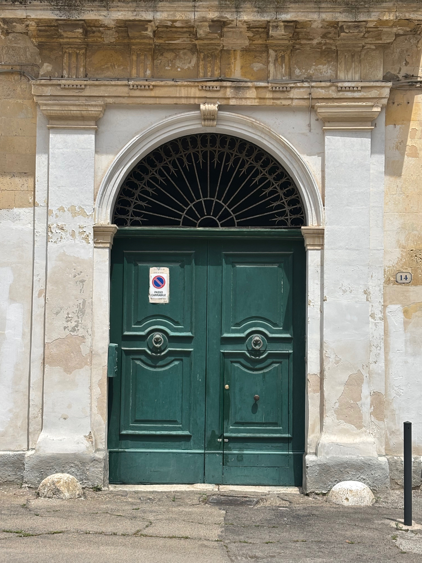 Porta verde com arco semicircular — passagem e continuidade